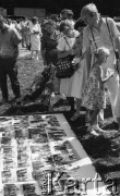 22.08.1987, Ożarów Mazowiecki, woj. Warszawa, Polska.
Festyn z okazji 20-o lecia nadania praw miejskich, na ziemi leżą zdjęcia z wyborów Miss Polonia.
Fot. Jarosław Tarań, zbiory Ośrodka KARTA [87-60] 
