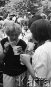 22.08.1987, Ożarów Mazowiecki, woj. Warszawa, Polska.
Festyn z okazji 20-o lecia nadania praw miejskich, dziewczyny jedzące lody.
Fot. Jarosław Tarań, zbiory Ośrodka KARTA [87-60] 
