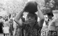 22.08.1987, Ożarów Mazowiecki, woj. Warszawa, Polska.
Festyn z okazji 20-o lecia nadania praw miejskich, chłopiec niosący arbuza na głowie.
Fot. Jarosław Tarań, zbiory Ośrodka KARTA [87-60] 
