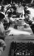 22.08.1987, Ożarów Mazowiecki, woj. Warszawa, Polska.
Festyn z okazji 20-o lecia nadania praw miejskich, rozgrywki szachowe.
Fot. Jarosław Tarań, zbiory Ośrodka KARTA [87-60] 

