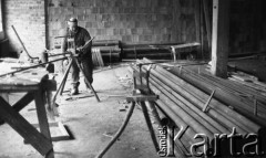 23.03.1988, Polska
Budowa nowej szkoły, robotnik przy pracy.
Fot. Jarosław Tarań, zbiory Ośrodka KARTA [88-14] 
