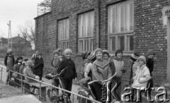 23.03.1988, Polska
Dzieci przed budynkiem starej szkoły.
Fot. Jarosław Tarań, zbiory Ośrodka KARTA [88-14] 
