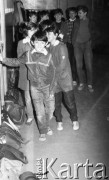 23.03.1988, Polska
Grupa dzieci na korytarzu szkoły, z lewej strony stoją tornistry.
Fot. Jarosław Tarań, zbiory Ośrodka KARTA [88-14] 

