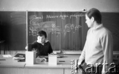 23.03.1988, Polska
Lekcja matematyki w wiejskiej szkole, uczeń ustawiający pomoce naukowe na biurku.
Fot. Jarosław Tarań, zbiory Ośrodka KARTA [88-14] 
