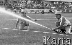Maj 1988, Warszawa, Polska.
Mistrzostwa Straży Pożarnych, strażacy lejący wodę wężem strażackim do celu.
Fot. Jarosław Tarań, zbiory Ośrodka KARTA [88-16] 
