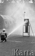 Maj 1988, Warszawa, Polska.
Mistrzostwa Straży Pożarnych, strażak lejący wodę wężem strażackim do celu.
Fot. Jarosław Tarań, zbiory Ośrodka KARTA [88-17] 
