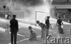 Maj 1988, Warszawa, Polska.
Mistrzostwa Straży Pożarnych, strażacy lejący wodę wężem strażackim do celu.
Fot. Jarosław Tarań, zbiory Ośrodka KARTA [88-16] 
