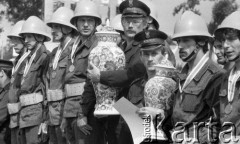 Maj 1988, Warszawa, Polska.
Mistrzostwa Straży Pożarnych, nagrodzeni strażacy z medalami i pucharami.
Fot. Jarosław Tarań, zbiory Ośrodka KARTA [88-17] 
