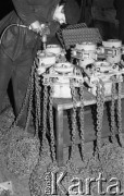Luty 1988, Słupsk, Polska
Pracownik Zakładów Urządzeń Okrętowych w hali produkcyjnej. 
Fot. Jarosław Tarań, zbiory Ośrodka KARTA [88-18] 
