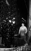 Luty 1988, Słupsk, Polska
Pracownik Zakładów Urządzeń Okrętowych w hali produkcyjnej. 
Fot. Jarosław Tarań, zbiory Ośrodka KARTA [88-18] 
