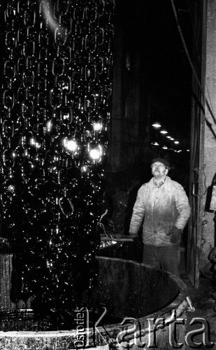 Luty 1988, Słupsk, Polska
Pracownik Zakładów Urządzeń Okrętowych w hali produkcyjnej. 
Fot. Jarosław Tarań, zbiory Ośrodka KARTA [88-18] 
