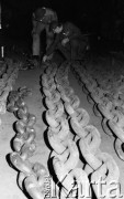 Luty 1988, Słupsk, Polska
Pracownicy Zakładów Urządzeń Okrętowych w hali produkcyjnej. 
Fot. Jarosław Tarań, zbiory Ośrodka KARTA [88-18] 
