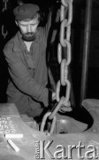 Luty 1988, Słupsk, Polska
Pracownik Zakładów Urządzeń Okrętowych w hali produkcyjnej. 
Fot. Jarosław Tarań, zbiory Ośrodka KARTA [88-18] 
