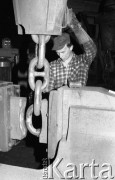 Luty 1988, Słupsk, Polska
Pracownik Zakładów Urządzeń Okrętowych w hali produkcyjnej. 
Fot. Jarosław Tarań, zbiory Ośrodka KARTA [88-18] 

