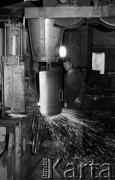 Luty 1988, Słupsk, Polska
Pracownik Zakładów Urządzeń Okrętowych w hali produkcyjnej. 
Fot. Jarosław Tarań, zbiory Ośrodka KARTA [88-18] 
