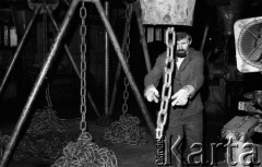 Luty 1988, Słupsk, Polska
Pracownik Zakładów Urządzeń Okrętowych w hali produkcyjnej. 
Fot. Jarosław Tarań, zbiory Ośrodka KARTA [88-18] 
