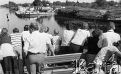 Sierpień 1988, Polska
Rejs statkiem wycieczkowym, pasażarowie przy burcie.
Fot. Jarosław Tarań, zbiory Ośrodka KARTA [88-19] 
