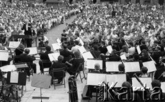 1988, Warszawa, Polska.
Rynek Starego Miasta, koncert orkiestry symfonicznej ze Stanów Zjednoczonych.
Fot. Jarosław Tarań, zbiory Ośrodka KARTA [88-52] 
