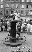 1988, Warszawa, Polska.
Rynek Starego Miasta, koncert orkiestry symfonicznej ze Stanów Zjednoczonych, długowłosy chłopak z plecakiem siedzący na studni.
Fot. Jarosław Tarań, zbiory Ośrodka KARTA [88-52] 
