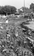 1988, Warszawa, Polska.
Przebudowa Placu Zawiszy, dziewczynka przechodząca przez plac budowy, w tle samochody stojące w korku.
Fot. Jarosław Tarań, zbiory Ośrodka KARTA [88-50] 
