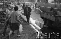 1988, Warszawa, Polska.
Przebudowa Placu Zawiszy, ludzie przechodzący przez ulicę.
Fot. Jarosław Tarań, zbiory Ośrodka KARTA [88-50] 
