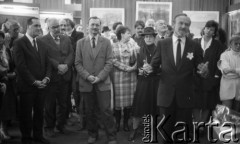 1988, Warszawa, Polska.
Dr Marek Kwiatkowski podczas wernisażu w Klubie Międzynarodowej Książki i Prasy.
Fot. Jarosław Tarań, zbiory Ośrodka KARTA [88-24] 
