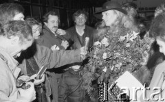 1988, Warszawa, Polska.
Monika Nowosadko, Miss Polonia 1987, powracająca z Londynu.
Fot. Jarosław Tarań, zbiory Ośrodka KARTA [88-66] 
