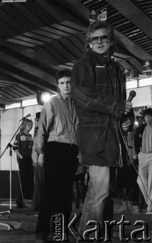 22.03.1987, Lubin, Polska
Wybory Miss Polonia 1987, próba przed półfinałem, na scenie Zbigniew Wodecki.
Fot. Jarosław Tarań, zbiory Ośrodka KARTA [88-75] 

