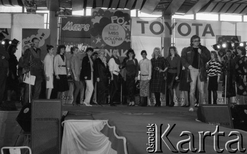 22.03.1987, Lubin, Polska
Wybory Miss Polonia 1987, na scenie półfinalistki i  Zbigniew Wodecki.
Fot. Jarosław Tarań, zbiory Ośrodka KARTA [88-75] 
