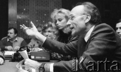 1988, Warszawa, Polska.
Nabór modelek do salonu mody w Mediolanie, w środku siedzi Monika Nowosadko, Miss Polonia 1987. 
Fot. Jarosław Tarań, zbiory Ośrodka KARTA [88-1] 
