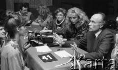 1988, Warszawa, Polska.
Nabór modelek do salonu mody w Mediolanie, druga od prawej siedzi Monika Nowosadko, Miss Polonia 1987.
Fot. Jarosław Tarań, zbiory Ośrodka KARTA [88-1] 
