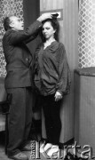 1988, Warszawa, Polska.
Nabór modelek do salonu mody w Mediolanie, mierzenie wzrostu jednej z kandydatek. 
Fot. Jarosław Tarań, zbiory Ośrodka KARTA [88-1] 
