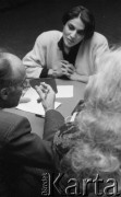 1988, Warszawa, Polska.
Nabór modelek do salonu mody w Mediolanie, rozmowa z jedną z kandydatek.
Fot. Jarosław Tarań, zbiory Ośrodka KARTA [88-1] 
