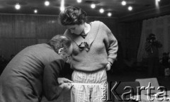 1988, Warszawa, Polska.
Nabór modelek do salonu mody w Mediolanie, zdejmowanie wymiarów jednej z kandydatek.
Fot. Jarosław Tarań, zbiory Ośrodka KARTA [88-1] 
