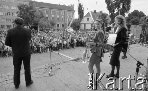 Wrzesień 1988, Skierniewice, Polska
Miss Polonia 1988 Joanna Gapińska i Anna Winnicka, finalistka konkursu z Sochaczewa, podczas wojewódzkiego festynu dożynkowego.
Fot. Jarosław Tarań, zbiory Ośrodka KARTA [88-12] 
