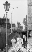 Maj 1988, Warszawa, Polska.
Remont Mostu Poniatowskiego, ludzie idący ulicą obok ogrodzenia.
Fot. Jarosław Tarań, zbiory Ośrodka KARTA [88-38]