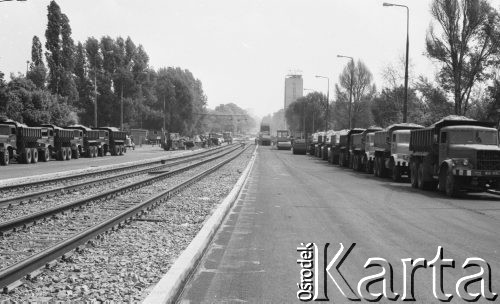 Maj 1988, Warszawa, Polska.
Remont Mostu Poniatowskiego, układanie torowiska, po obu stronach mostu stoją ciężarówki ze żwirem. Widok z mostu w stronę Ronda Waszyngtona.
Fot. Jarosław Tarań, zbiory Ośrodka KARTA [88-38]