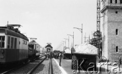 Maj 1988, Warszawa, Polska.
Remont Mostu Poniatowskiego, prace na torowisku, z lewej tramwaj, z prawej stoi ciężarówka ze żwirem.
Fot. Jarosław Tarań, zbiory Ośrodka KARTA [88-38]