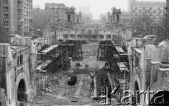 Maj 1988, Warszawa, Polska.
Remont Mostu Poniatowskiego, wymiana starych elementów konstrukcyjnych.
Fot. Jarosław Tarań, zbiory Ośrodka KARTA [88-40] 
