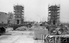 Maj 1988, Warszawa, Polska.
Remont Mostu Poniatowskiego, rusztowania wokół wieżyczek, w tle pracujący dźwig.
Fot. Jarosław Tarań, zbiory Ośrodka KARTA [88-40] 
