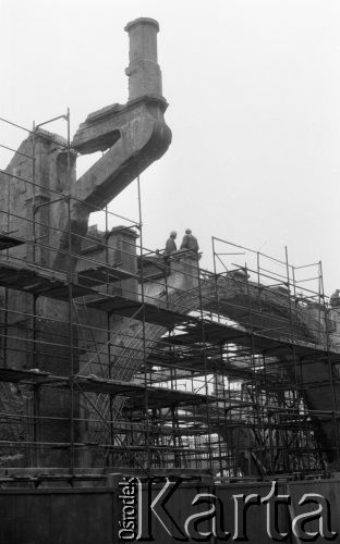 Maj 1988, Warszawa, Polska.
Remont Mostu Poniatowskiego, na pierwszym planie rusztowania i płot.
Fot. Jarosław Tarań, zbiory Ośrodka KARTA [88-40] 
