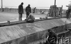Maj 1988, Warszawa, Polska.
Remont Mostu Poniatowskiego, robotnicy podczas pracy.
Fot. Jarosław Tarań, zbiory Ośrodka KARTA [88-40] 
