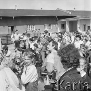 9.09.1988, Warszawa, Polska.
Orient Express Paryż-Hong-Kong na Dworcu Głównym w Warszawie, na peronie tłum widzów oraz fotoreporterzy.
Fot. Jarosław Tarań, zbiory Ośrodka KARTA [88-55] 
