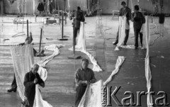 Kwiecień 1988, Świnoujście, Polska
Wytwórnia sprzętu rybackiego, pracownicy sieciarni.
Fot. Jarosław Tarań, zbiory Ośrodka KARTA [88-74] 
