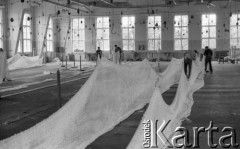 Kwiecień 1988, Świnoujście, Polska
Wytwórnia sprzętu rybackiego, pracownicy sieciarni.
Fot. Jarosław Tarań, zbiory Ośrodka KARTA [88-74] 

