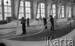 Kwiecień 1988, Świnoujście, Polska
Wytwórnia sprzętu rybackiego, pracownicy sieciarni.
Fot. Jarosław Tarań, zbiory Ośrodka KARTA [88-74] 
