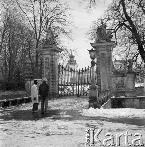 10.11.1988, Warszawa - Wilanów, Polska.
Dwie osoby przed zamkniętą bramą pałacu w Wilanowie.
Fot. Jarosław Tarań, zbiory Ośrodka KARTA [88-72] 
