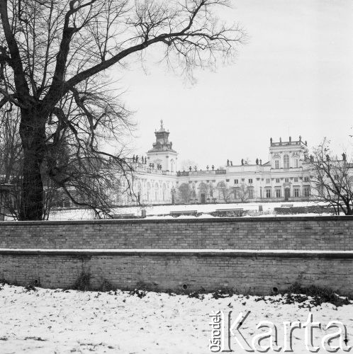 10.11.1988, Warszawa - Wilanów, Polska.
Pałac w Wilanowie, na pierwszym planie ceglany mur.
Fot. Jarosław Tarań, zbiory Ośrodka KARTA [88-72] 
