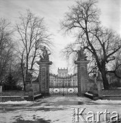 10.11.1988, Warszawa - Wilanów, Polska.
Fragment pałacu, widok przez zamkniętą bramę.  
Fot. Jarosław Tarań, zbiory Ośrodka KARTA [88-72] 
