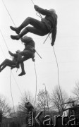 1988, Lublin, Polska
Wyższa Oficerska Szkoła Kwatermistrzowska, żołnierze wychodzący przez okna po linach, ćwiczenia.
Fot. Jarosław Tarań, zbiory Ośrodka KARTA [88-49] 
